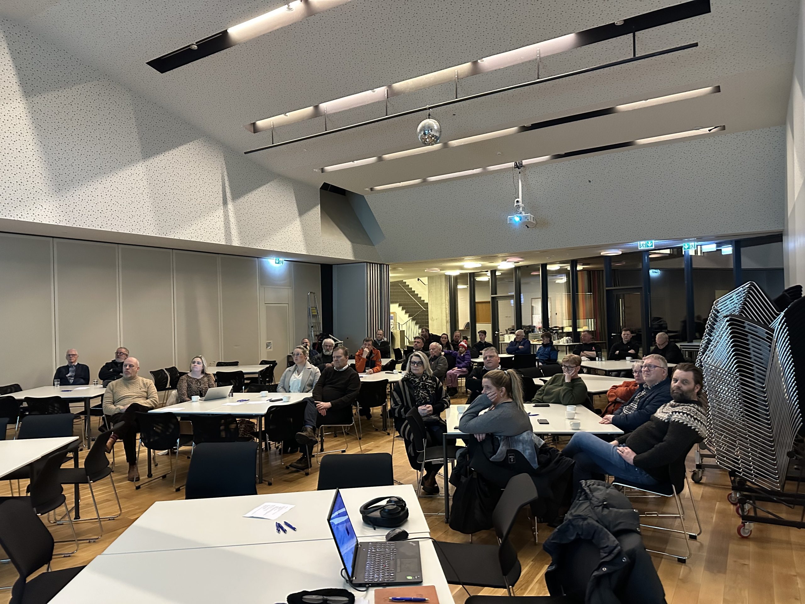 Featured image for “Vel heppnaður íbúafundur í Hjálmakletti”